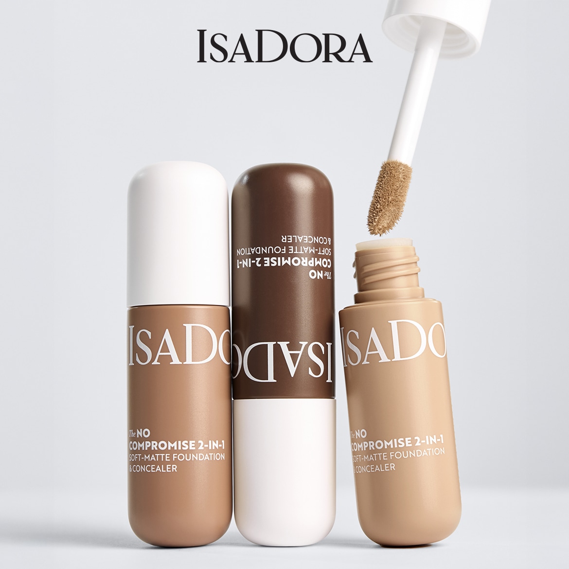„IsaDora The No Compromise 2-in-1“ kreminė pudra ir maskuoklis stilinguose indeliuose su aplikatoriumi, sukuriantys tolygų bei matinį veido odos padengimą.