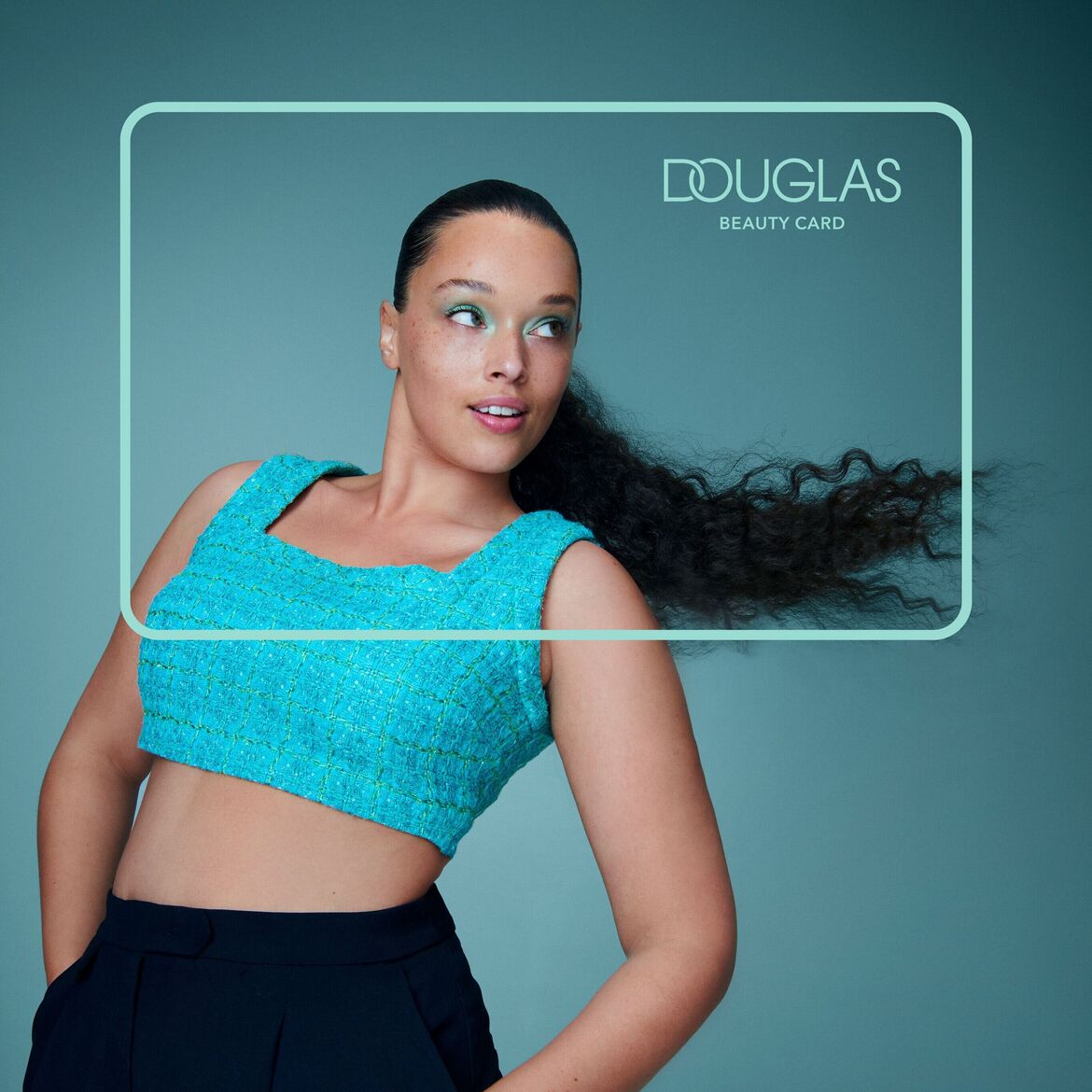 Douglas Beauty Card reklaminis vaizdas su asmeniu mėlyname fone.