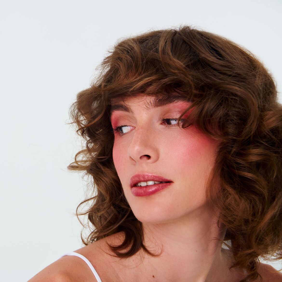 Švytinti oda su rausvu skaistalų atspalviu, paryškintu akių makiažu ir natūraliai atrodančiomis lūpomis.