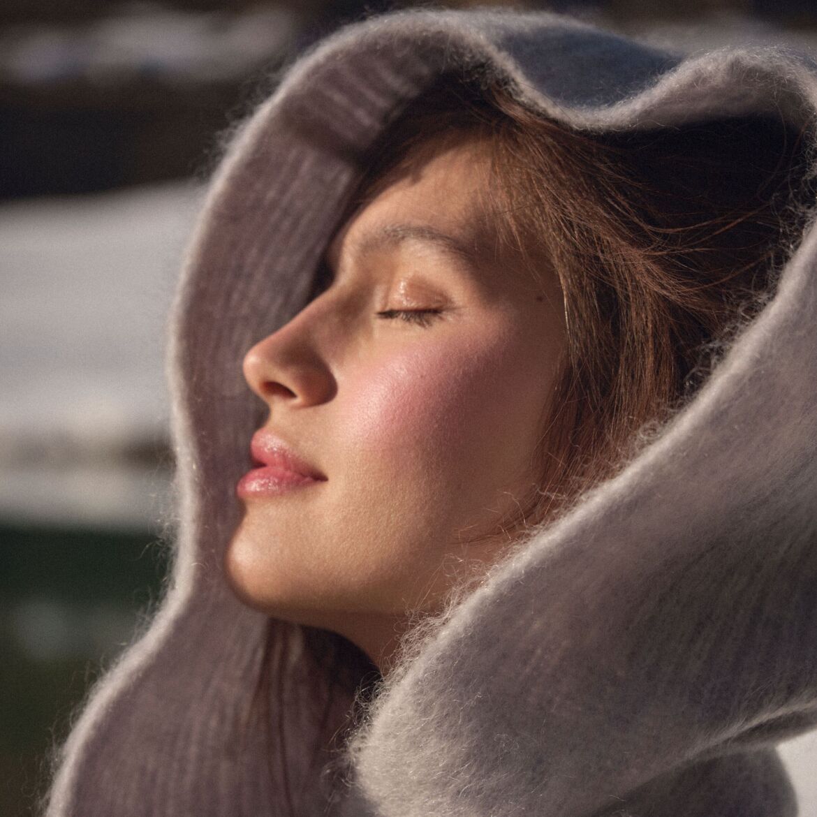 Šviesi oda, uždengta švelniu pilku gobtuvu, sukuria ramybės ir jaukumo įspūdį.