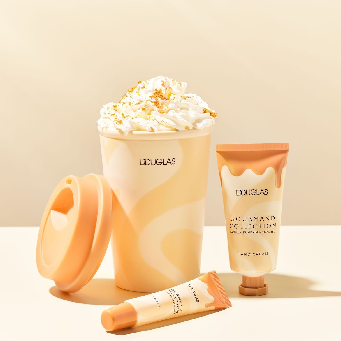 „DOUGLAS Gourmand Collection“ rankų kremas ir lūpų balzamas daugkartinio naudojimo išsinešimui skirtame indelyje.