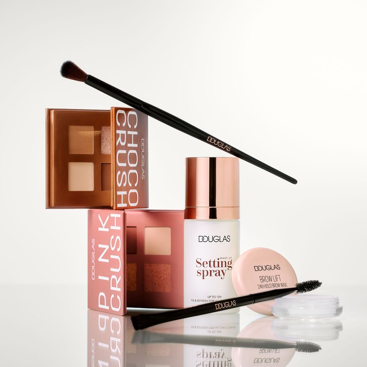Kosmetikos rinkinys iš „Douglas“: „Choco Crush“ ir „Pink Crush“ akių šešėlių paletės, makiažo fiksatorius, antakių vaškas ir šepetėliai nepriekaištingam įvaizdžiui sukurti.