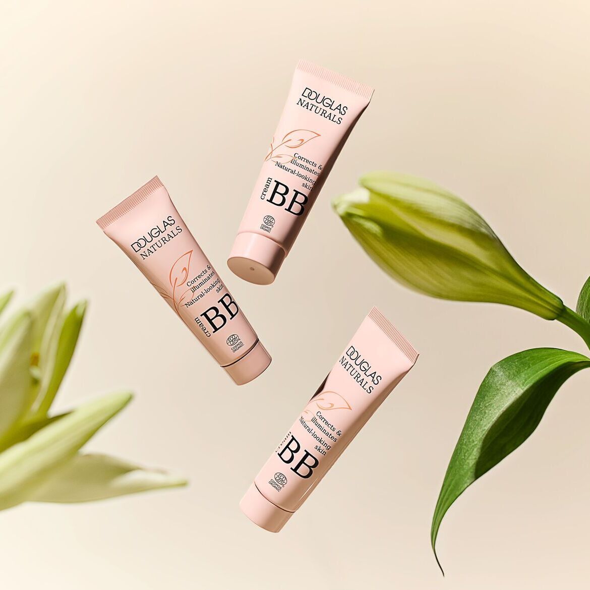 Išbandykite „Douglas Naturals BB“ kremą, supakuotą šviesiai rausvoje tūbelėje, kad pakoreguotumėte ir suteiktumėte odai natūralią išvaizdą.