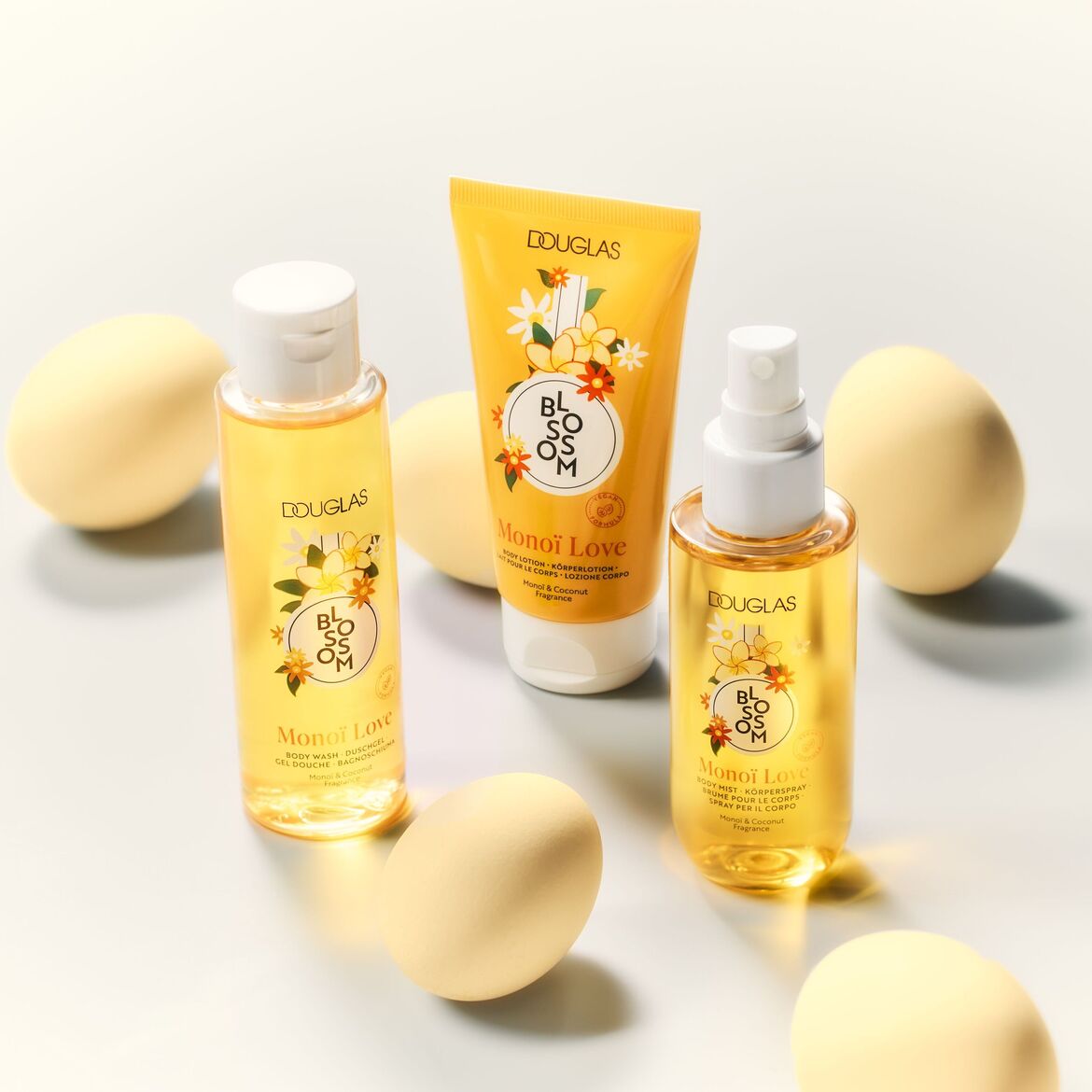 Išbandykite „Douglas Blossom Monoi Love“ kolekciją, kurią sudaro prausiklis, losjonas ir purškiklis, praturtinti monoi ir kokosų aromatais, pateikiami saulėtai geltonoje pakuotėje su gėlių akcentais.