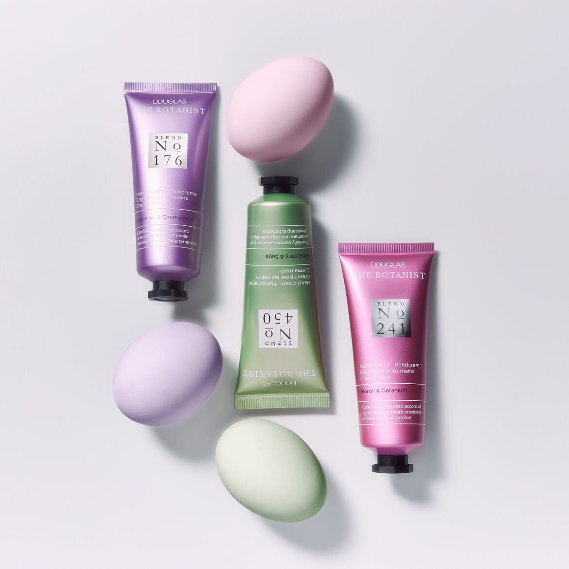 Išbandykite „Douglas The Botanist“ rankų kremus su levandų ir ramunėlių, rozmarinų ir šalavijų arba nerolio ir pelargonijų aromatais, kiekvienas spalvingame tūbelėje su derančiais dekoratyviniais kiaušiniais.